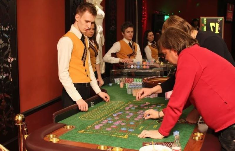 Крупье в казино